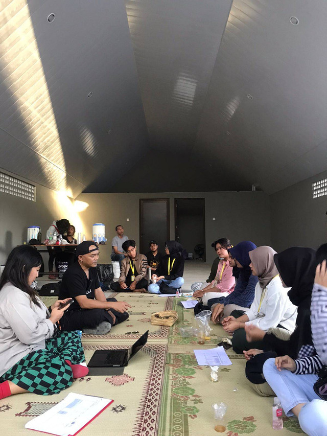 Diskusi antara Tim Monumen Antroposen dan KKN-PPM UGM Pleret 2023 mengenai soft opening pada tanggal 29 Juli 2023.