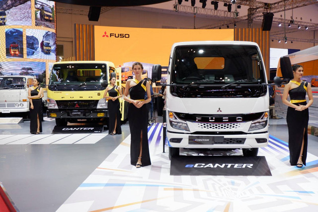 Fuso eCanter dan Canter edisi 60 tahun di GIIAS 2023. Foto: Aditya Pratama Niagara/kumparan