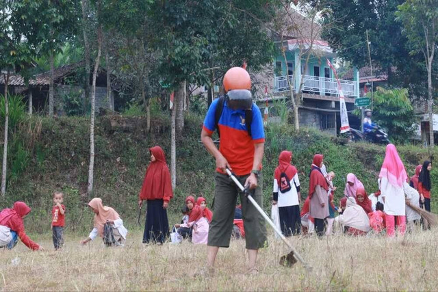 Jemaah LDII tengah menjalankan program kerja bakti nasional. Foto: LDII DIY