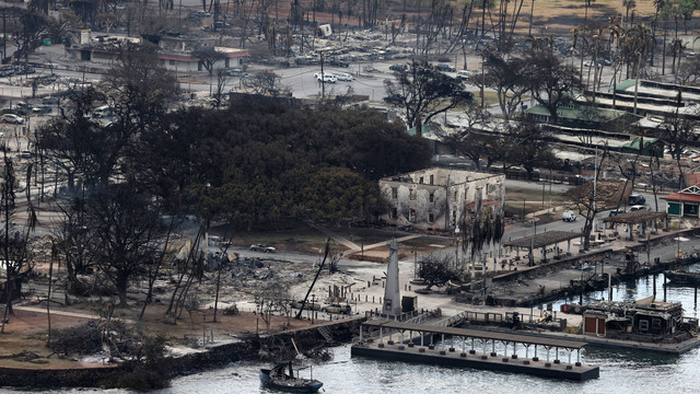 Suasana bangunan yang hacur akibat kebakaran hutan yang meluas akibat angin kencang di Lahaina, Maui, Hawaii, AS 10 Agustus 2023. Foto: Marco Garcia/Reuters