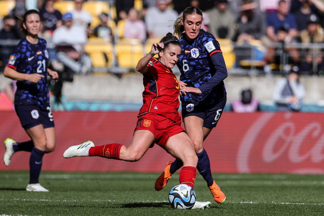 Gelandang Spanyol (3) Teresa Abelleira dihadang oleh gelandang Belanda (6) Jill Roord selama pertandingan sepak bola perempat final Piala Dunia Wanita Australia dan Selandia Baru 2023 antara Spanyol dan Belanda di Stadion Wellington. Foto: Marty Melville / AFP