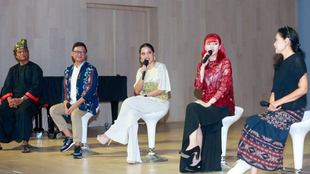 Isyana Sarasvati dan Cantika Abigail di Pagelaran sabang Merauke. Foto: Dok. Istimewa