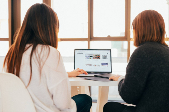 Ilustrasi Cara menjadi Reseller di Shopee tanpa Modal. Foto: Unsplash.com/KOBU Agency