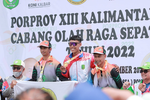 Atlet sepatu roda, Irwansyah Putra, saat meraih emas di Porprov Kalbar, beberapa waktu lalu. Foto: Dok Hi!Pontianak