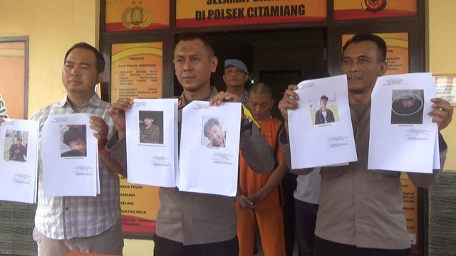 Kapolsek Citamiang, Iptu Iwan Hendi menunjukan foto enam DPO pelaku penyiksaan gadis di Sukabumi. Foto: Dok. Istimewa