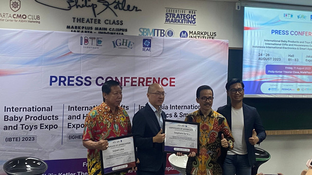 (ki-ka) Paul Kingsen Project Director Peraga Chayou, Soegiharto Santoso Ketua Umum APTIKNAS, Sutijadi Lukas Ketua Umum Asosiasi Mainan Indonesia, Hermawan Kartajaya, Founder & Chairman MCorp, saat konpers pameran bany product & Toys Expo 2023. Foto: Alfadillah/kumparan