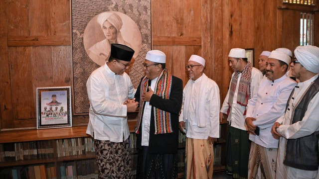 Forum Ulama, Habaib Madura dan Ulama Keluarga Pendiri Nahdalatul Ulama (NU) bersilaturahmi ke kediaman Anies Baswedan di Lebak Bulus, Jakarta Selatan, Jumat (11/8/2023).  Foto: Dok. Istimewa