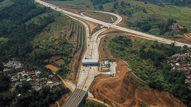 Foto udara pintu keluar Parungkuda di Ruas Jalan Tol Bogor-Ciawi-Sukabumi (Bocimi) di Cibadak, Kabupaten Sukabumi, Jawa Barat, Jumat (11/8/2023). Foto: Raisan Al Farisi/Antara Foto