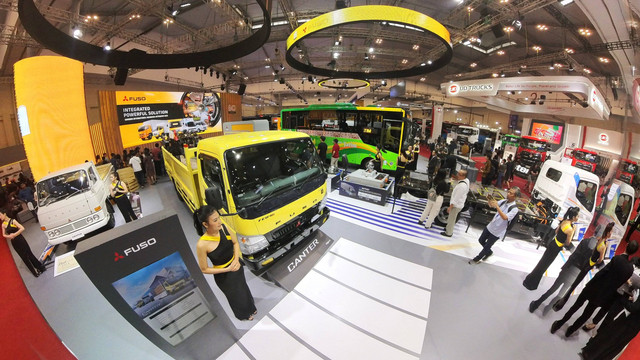 Sejumlah pengunjung melihat kendaraan yang dipamerkan Mitsubishi Fuso Indonesia di Gaikindo Indonesia Internasional Auto Show (GIIAS) 2023 di Indonesia Convention Exhibition (ICE) BSD City,Tangerang. Foto: Aditia Noviansyah/kumparan
