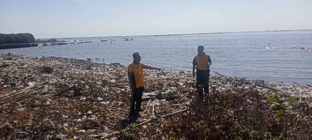 Suasana di Pantai Kesenden, Kota Cirebon yang tampak dipenuhi sampah. Foto : Istimewa