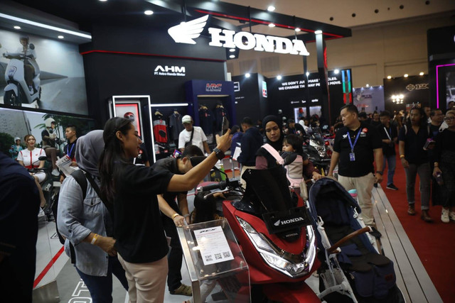 Sejumlah pengunjung melihat motor di stan Honda pada GIIAS 2023 di ICE BSD, Tanggerang, Jumat (11/8/2023). Foto: Aditia Noviansyah/kumparan