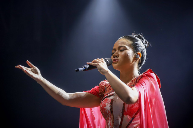 Penyanyi Yura Yunita tampil menghibur penonton konser The Sounds Project Vol.6 Heaven of Music di Eco Park Ancol, Jakarta, Jumat (11/8/2023). Foto: Jamal Ramadhan/kumparan
