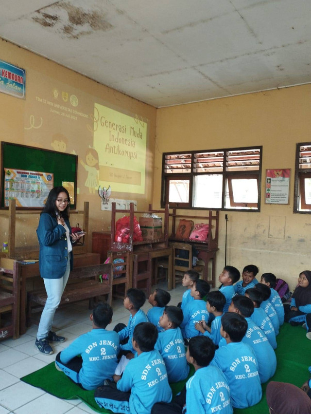 Pemaparan materi PowerPoint terkait nilai-nilai antikorupsi (Sumber: Dokumentasi pribadi).