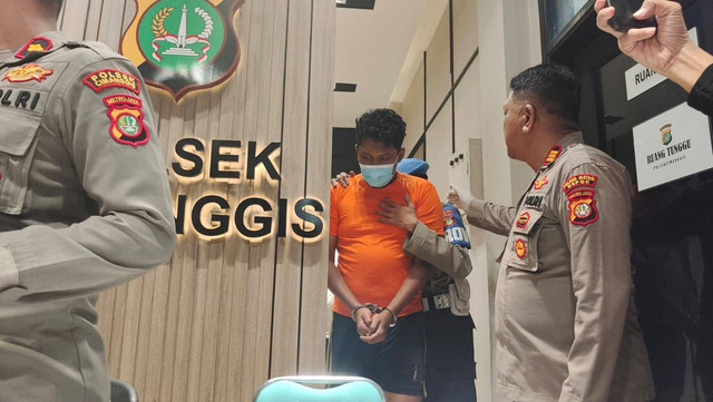 Polsek Cimanggis menggiring Rifki saat penetapan sebagai tersangka pembunuhan dan penganiayaan ibu dan ayahnya di Tapos, Depok. Foto: Dok. Istimewa