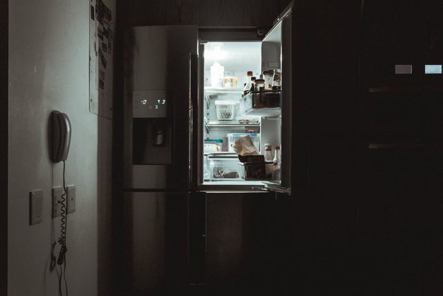  Ilustrasi Cara Memperbaiki Karet Pintu Kulkas yang Tidak Rapat, Foto Unsplash/Nrd