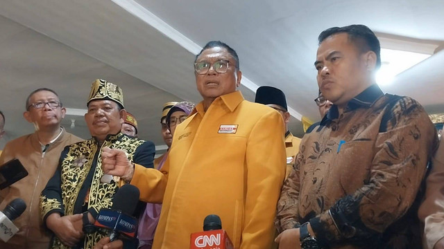 OSO saat diwawancarai awak media di Istana Kusuma Negara Sekadau. Foto: Dina Mariana/Hi!Pontianak