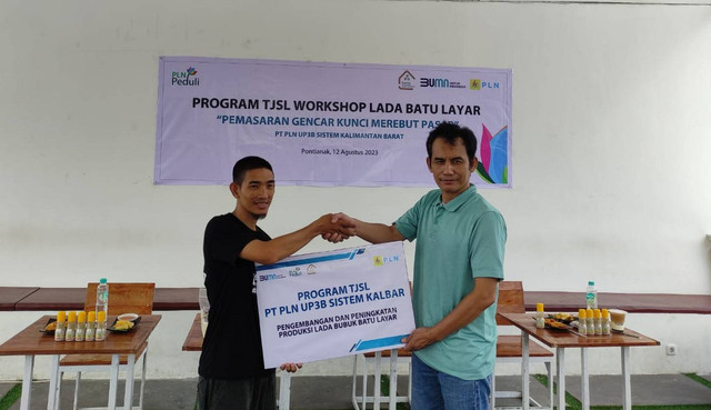 Penyerahan secara simbolis bantuan alat produksir. Foto: Dok. PLN Kalbar