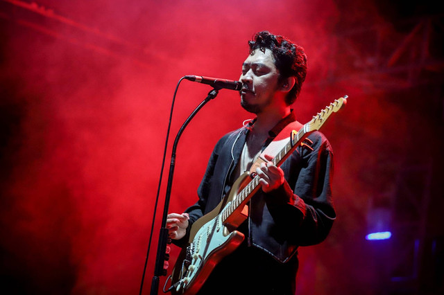 Pamungkas tampil menghibur penonton konser The Sounds Project 2023 di Ecopark Ancol, Jakarta, Sabtu (12/8/2023). Foto: Jamal Ramadhan/kumparan