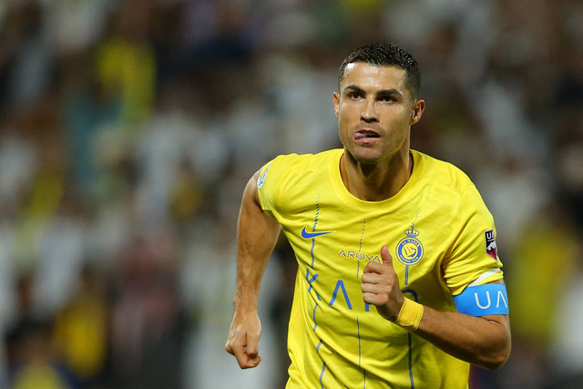 Cristiano Ronaldo dalam sebuah laga saat membela Al Nassr. Foto: Abdullah Mahdi / AFP