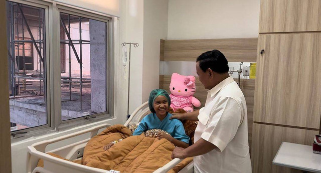 Prabowo Subianto saat menjenguk Nabila, anak yang kakinya diamputasi usai terlindas truk saat selamatkan kucing. Foto: Instagram/@prabowo