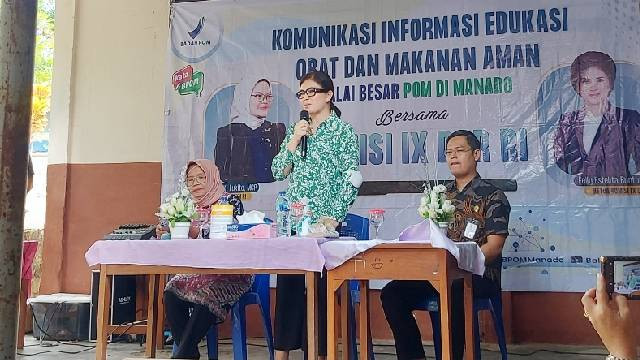 Ketua Komisi IX DPR RI, Felly E Runtuwene saat memberikan sosialisasi terkait stunting kepada masyarakat.