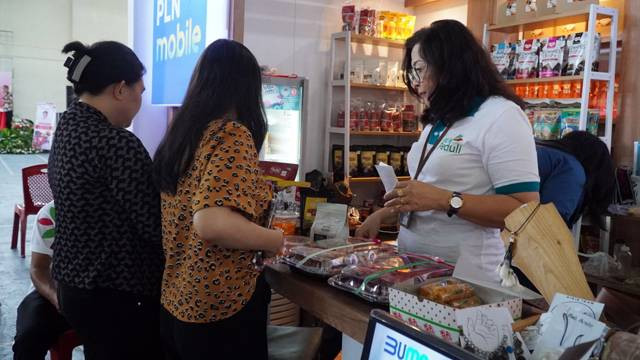 Booth PLN Suluttenggo di Tomohon Expo 2023 yang menampilkan produk UMKM binaan, ramai dikunjungi oleh masyarakat.