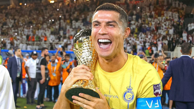 Selebrasi Cristiano Ronaldo usai laga Al Hilal vs Al Nassr dalam final Arab Club Champions Cup di King Fahd Stadium, Taif, Arab Saudi, pada Sabtu (12/8) malam WIB. Foto: Al Nassr