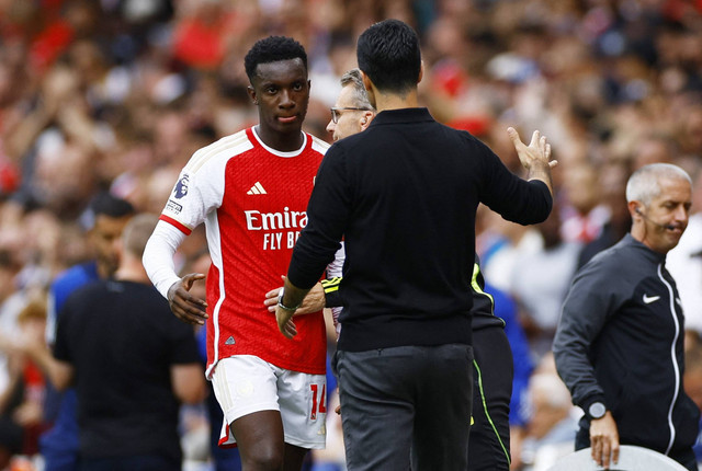 Eddie Nketiah dan Mikel Arteta saat Arsenal vs Nottingham Forest dalam pekan perdana Liga Inggris 2023/24 di Emirates Stadium, Sabtu (12/8/2023) malam WIB. Foto: Action Images via Reuters/John Sibley