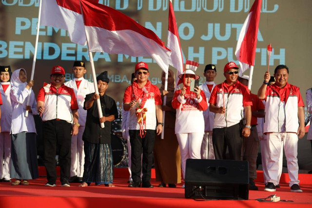 Mendagri Tito Karnavian menghadiri 'Gerakan Nasional Pembagian 10 Juta Bendera Merah Putih' di Bulukumba, Sulsel, Jumat (11/8/2023).  Foto: Kemendagri RI