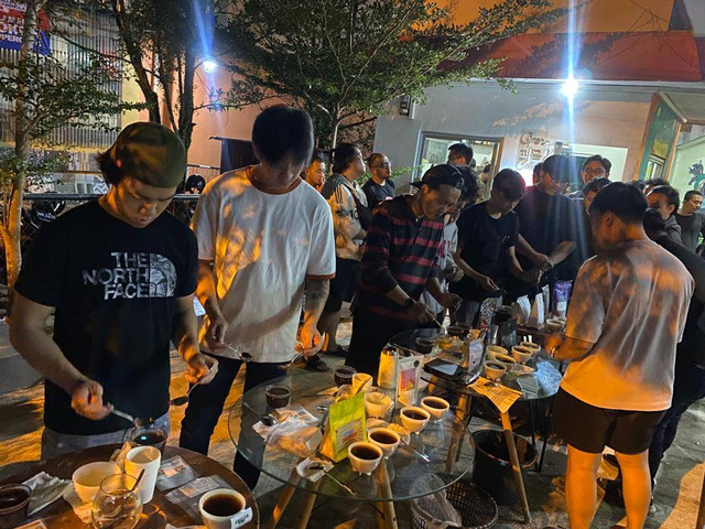 Public Cupping bersama Skena Kopi Pontianak. Foto: Yulia Ramadhaniyanti