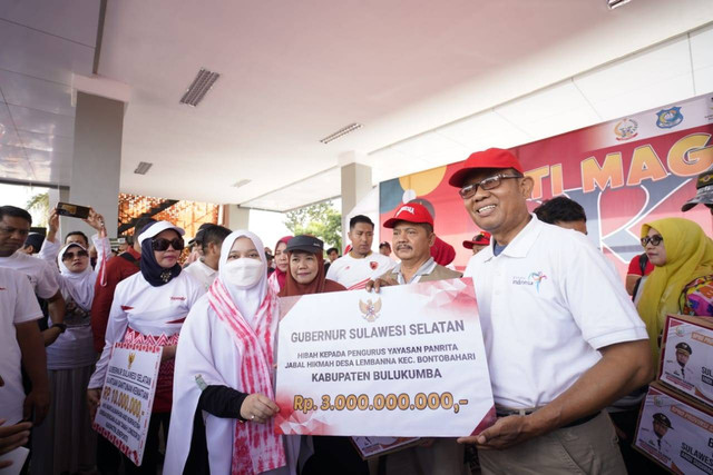 Menteri Dalam Negeri Tito Karnavian dan Gubernur Sulsel, Andi Sudirman Sulaiman serta Bupati Bulukumba Muktar Ali Yusuf melepas peserta Anti Mager 10 Tahun Program Keluarga Harapan (PKH) Bulukumba.  Foto: Dok. Istimewa