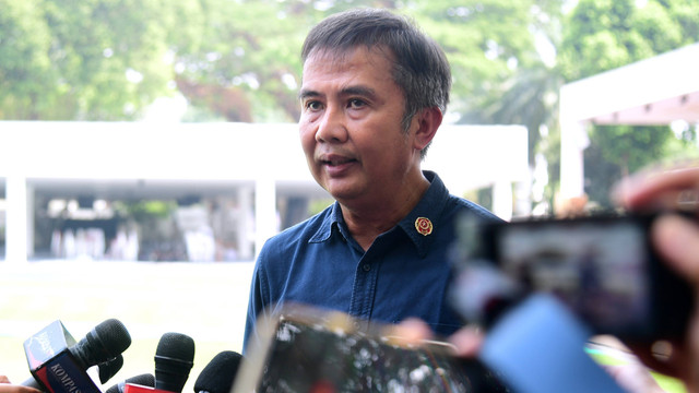 Deputi Bidang Protokol, Pers, dan Media Sekretariat Presiden, Bey Machmudin, memberikan keterangan kepada wartawan di Halaman Istana Merdeka, Jakarta Minggu (13/8/2023). Foto: Lukas/Biro Pers Sekretariat Presiden