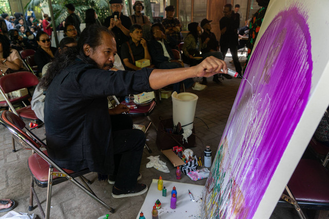 Maestro lukis Indonesia Nasirun melukis saat acara melukis bersama melepas Djoko Pekik di Rumah Duka Djoko Pekik Sembungan, Bangunjiwo, Kasihan, Bantul, D.I Yogyakarta, Minggu (13/8/2023). Foto: Andreas Fitri Atmoko/Antara Foto