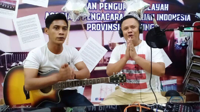 Kimas Muda, pencipta (kiri pembaca) dan Putra Ramadhan penyanyi  lagu Lampung, berjudul 'Penyampai Khasa'. | Foto: Ist