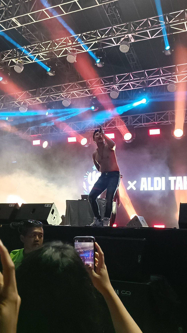 Aksi Aldi Taher di The Sounds Project 2023, Eco Park, Ancol, Jakarta Utara, Minggu (13/8/2023). Foto: Giovanni/kumparan