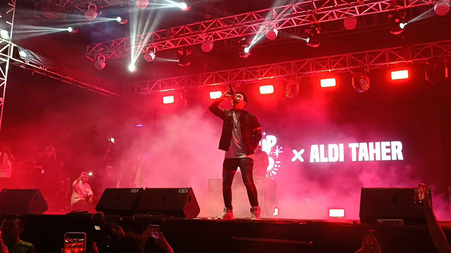 Aksi Aldi Taher di The Sounds Project 2023, Eco Park, Ancol, Jakarta Utara, Minggu (13/8/2023). Foto: Giovanni/kumparan
