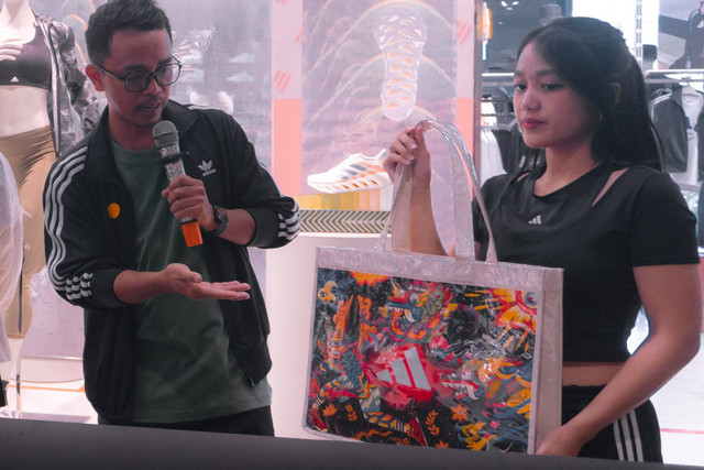 Monesz saat menunjukkan karya ilustrasinya - IST