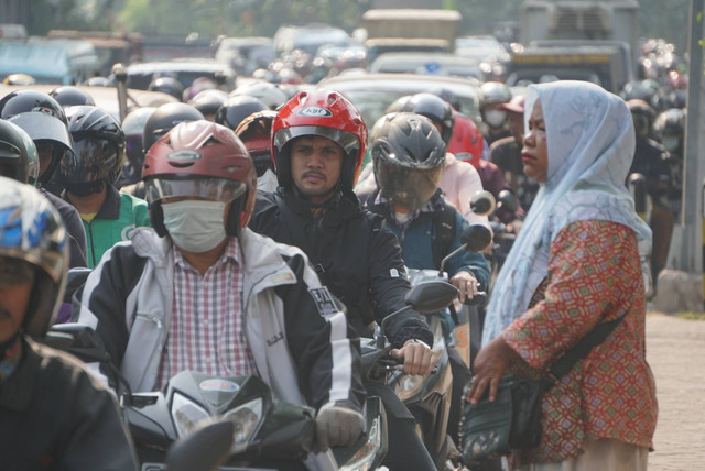Sejumlah kendaraan bermotor mengalami kepadatan di salah satu ruas jalan di kawasan Cawang, Jakarta, Senin (14/8). Foto: Iqbal Firdaus/kumparan