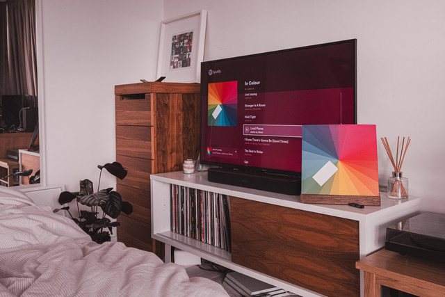 Ilustrasi Cara Setting Set Top Box ke TV LED. Unsplash/Samuel R.