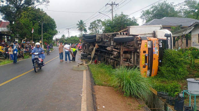 Truk pengangkut tali kapal di Tapanuli Selatan terguling dan menimpa pejalan kaki hingga tewas pada Senin (14/8). Foto: Dok.  Polres Tapanuli Selatan