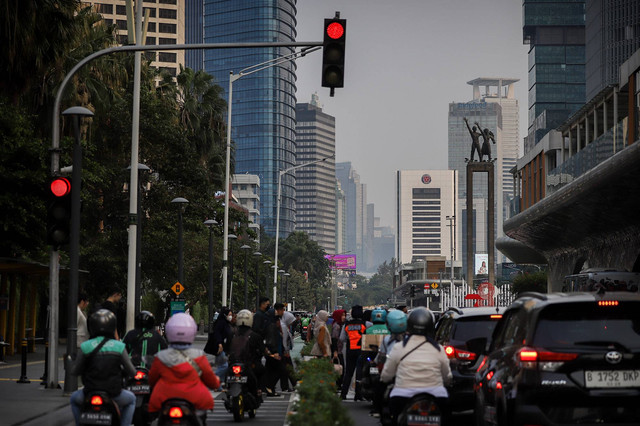 Warga beraktivitas di luar ruangan di sekitar Jalan MH Thamrin, Jakarta Pusat, Senin (14/8/2023). Foto: Jamal Ramadhan/kumparan