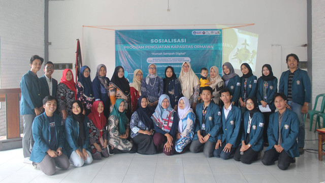 Tim PPK Ormawa BEM FPP Undip usai melakukan sosialisasi rumah sampa digital kepada koordinator bank sampah Desa Kalisidi