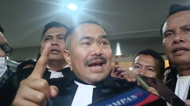 Kamaruddin Simanjuntak usai diperiksa penyidik Bareskrim, Senin (14/8/2023). Foto: Thomas Bosco/kumparan