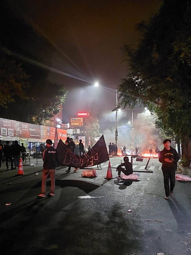 Warga Dago Elos bakar ban di Jalan Dago, Kota Bandung, pada Senin (14/8/2023). Foto: Dok. Istimewa