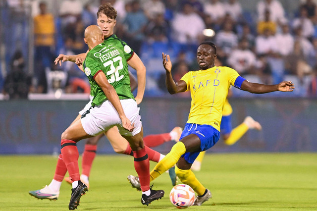 Sadio Mane (kiri) saat Al Ettifaq vs Al Nassr dalam pekan perdana Liga Arab Saudi 2023/24 di Prince Mohamed bin Fahd Stadium, Dammam, pada Selasa (15/8) dini hari WIB. Foto: Ali Alhaji / AFP