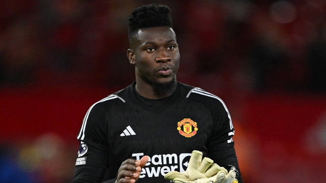 Andre Onana usai laga Manchester United vs Wolves dalam pekan perdana Liga Inggris 2023/24 di Old Trafford pada Selasa (15/8) dini hari WIB. Foto: REUTERS/Dylan Martinez