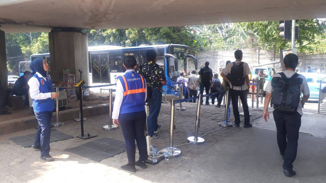 Halte Transjakarta sementara di Tendean pasca kebakaran. Foto: Humas Transjakarta