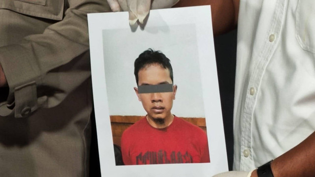 Tampang tersangka teroris karyawan BUMN yang ditangkap di Bekasi, Jawa Barat, dalam rilis pengungkapan pada Selasa (15/8/2023). Foto: Jonathan Devin/kumparan