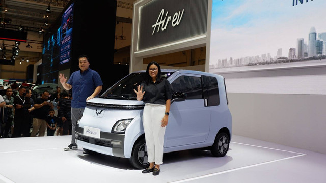 Brand & Marketing Director Wuling Motors, Dian Asmahani (kanan) dan Wuling Air ev Lite. Foto: Aditya Pratama Niagara/kumparan