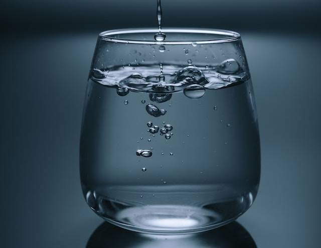 Ilustrasi gelas air yang jatuh menjadi. Foto: Unsplash/KOBU Agency